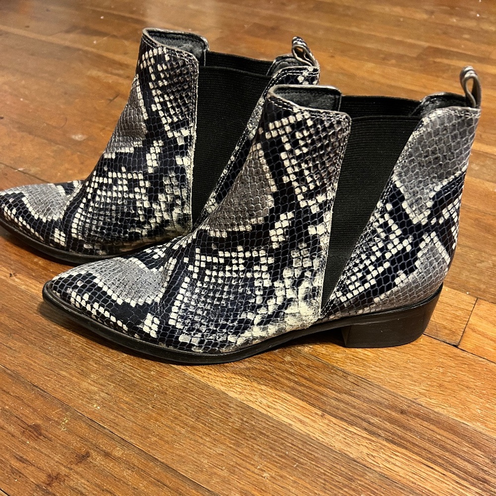 Marc Fisher 6.5M Booties